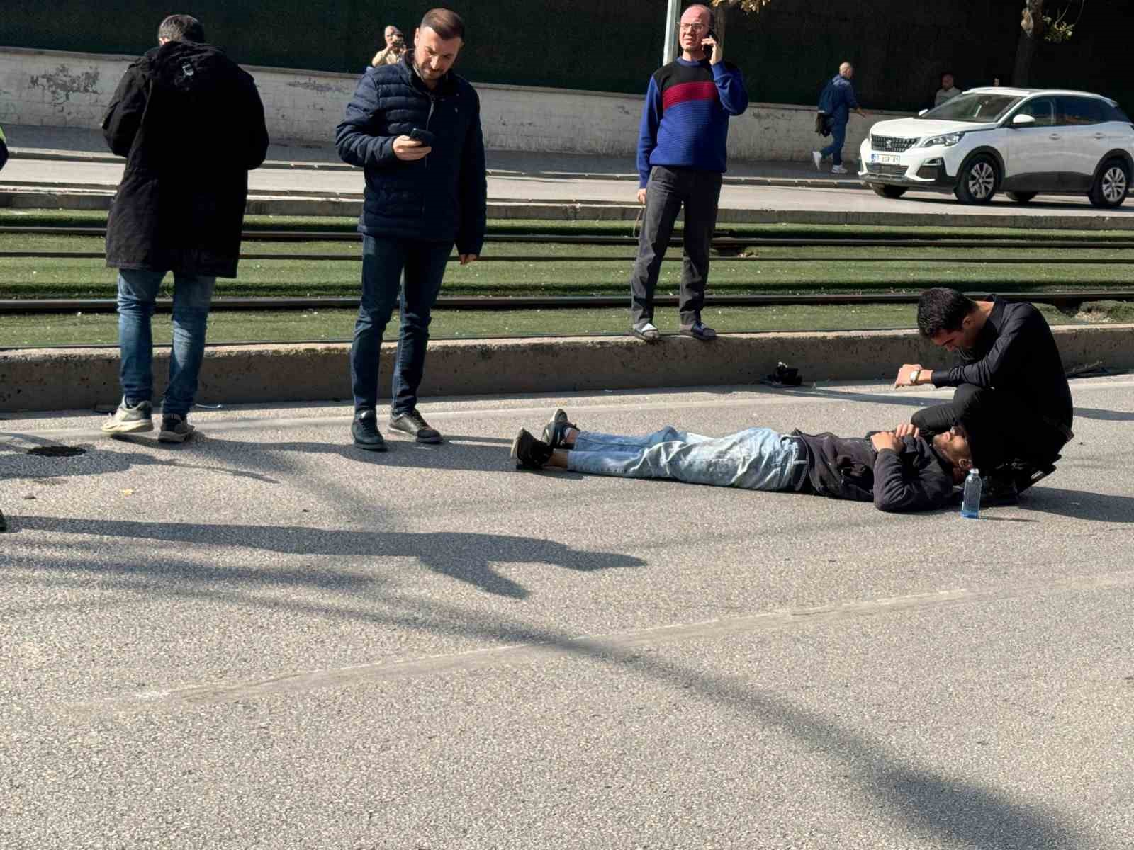 Motosiklet ile hafif ticari araç çarpıştı: 1 yaralı
