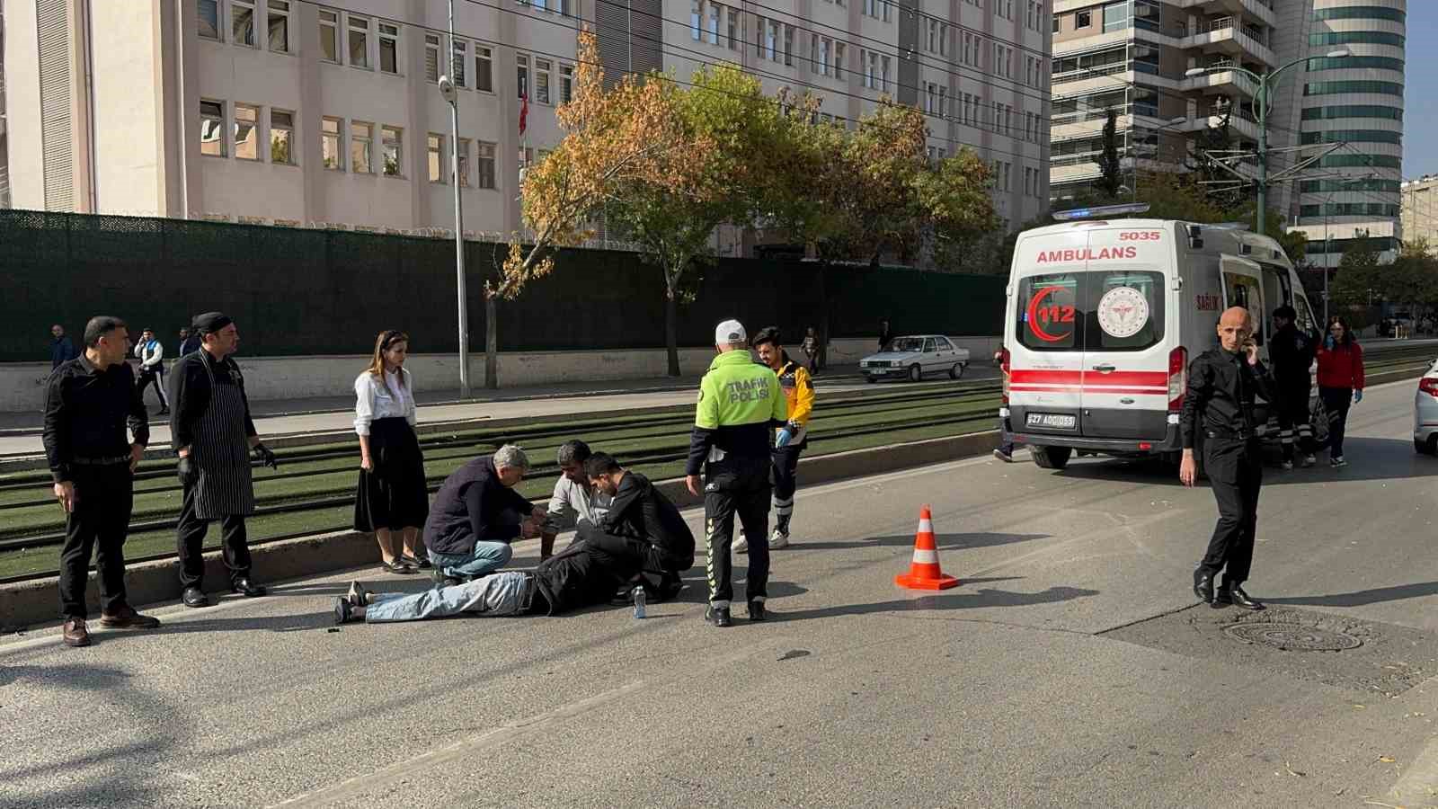 Motosiklet ile hafif ticari araç çarpıştı: 1 yaralı
