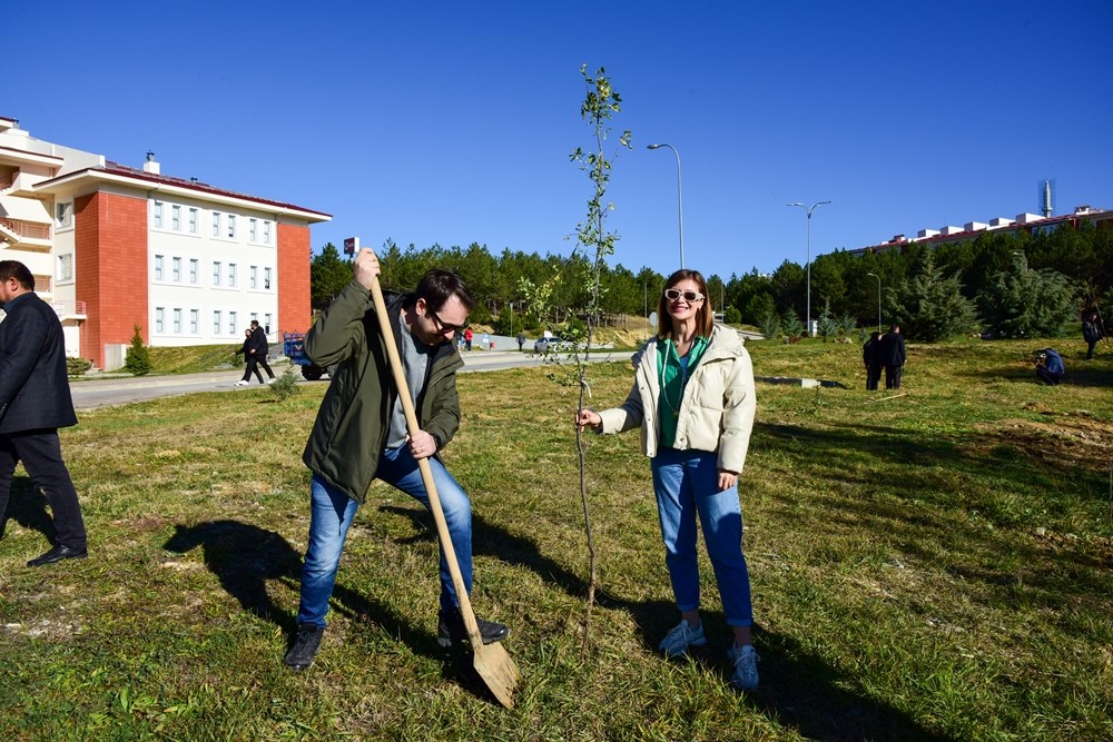 Kastamonu Üniversitesi’nde 100 fidan dikildi
