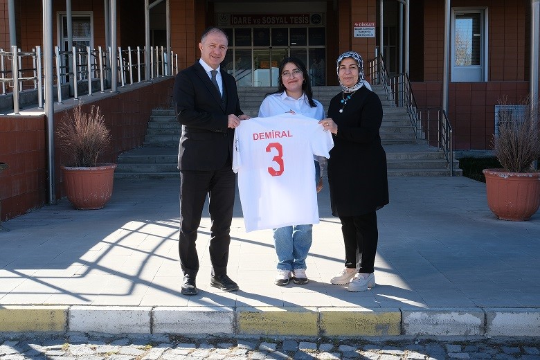 Hayranı olduğu Merih’in formasını ‘Yurtlig’den kazandı
