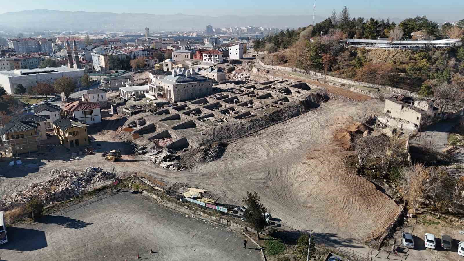 Sivas’ta 2 bin yıllık olduğu tahmin edilen mezar steli bulundu
