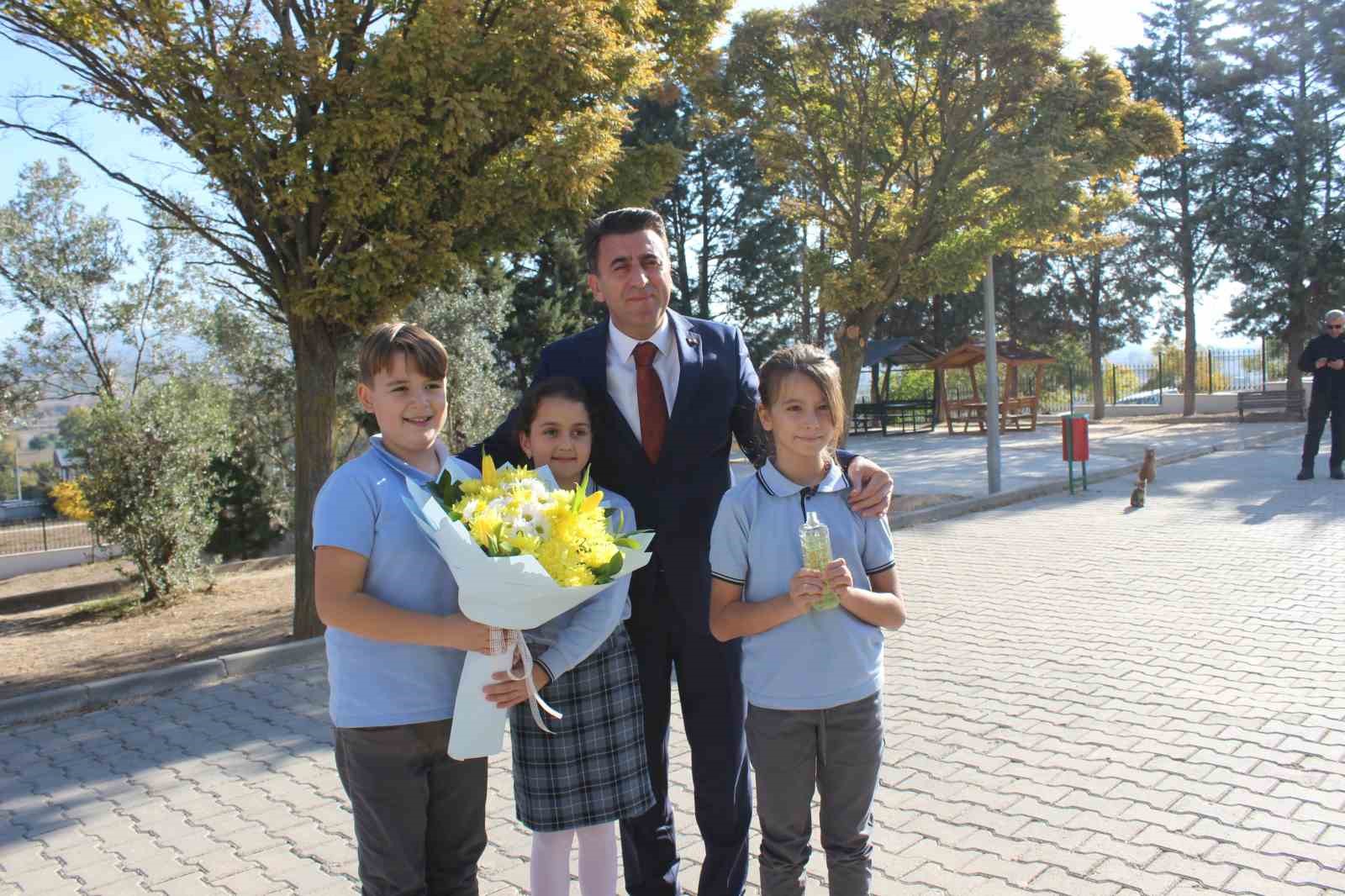 Vali Aygöl öğrenciler ile birlikte kütüphanede kitap okudu
