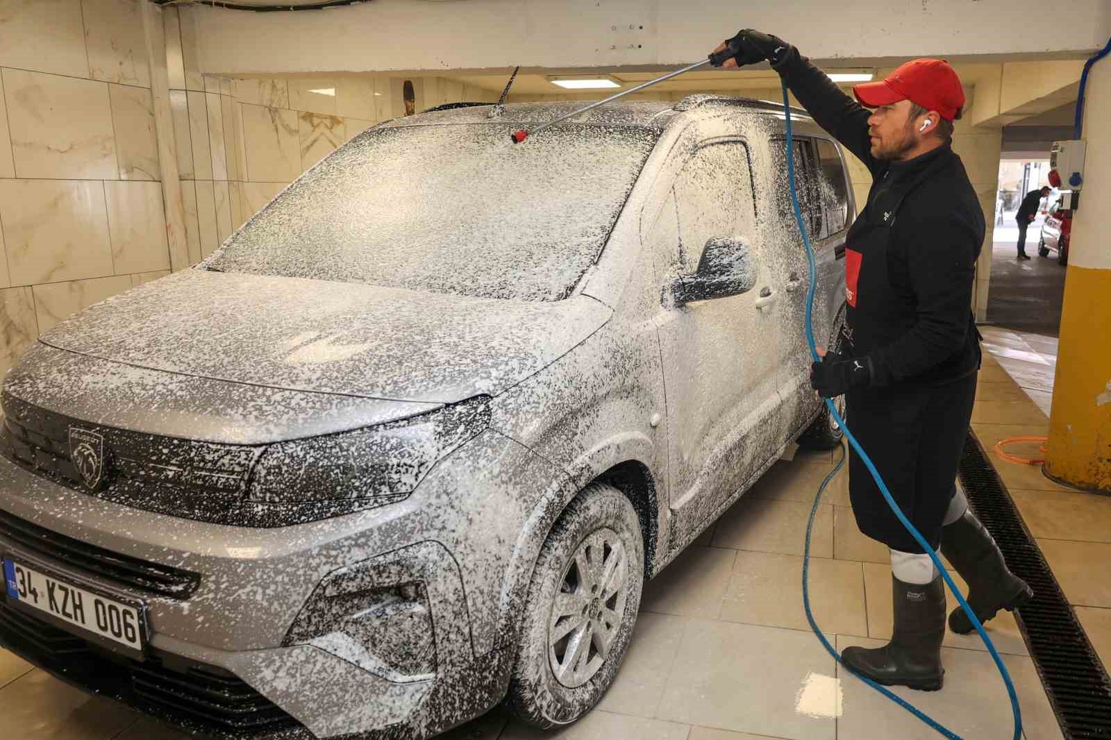 Uşak’ta belediyeye ait otoparkta oto yıkama hizmeti açıldı
