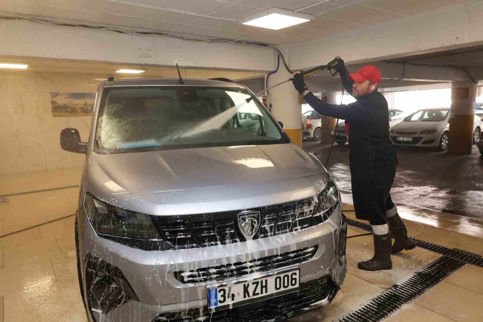 Uşak’ta belediyeye ait otoparkta oto yıkama hizmeti açıldı
