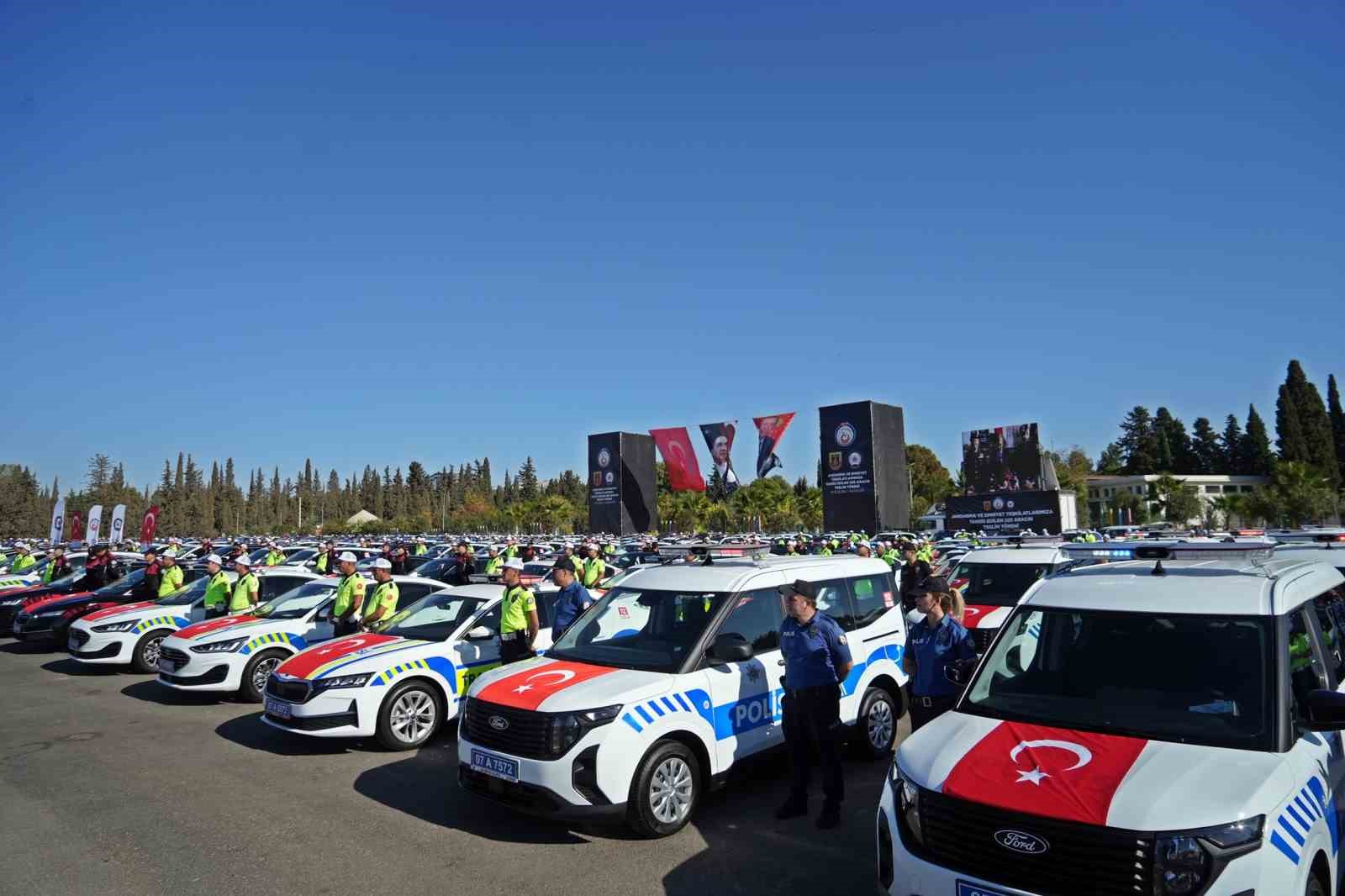 Antalya’da emniyet ve jandarma 225 yeni araçla gücüne güç kattı
