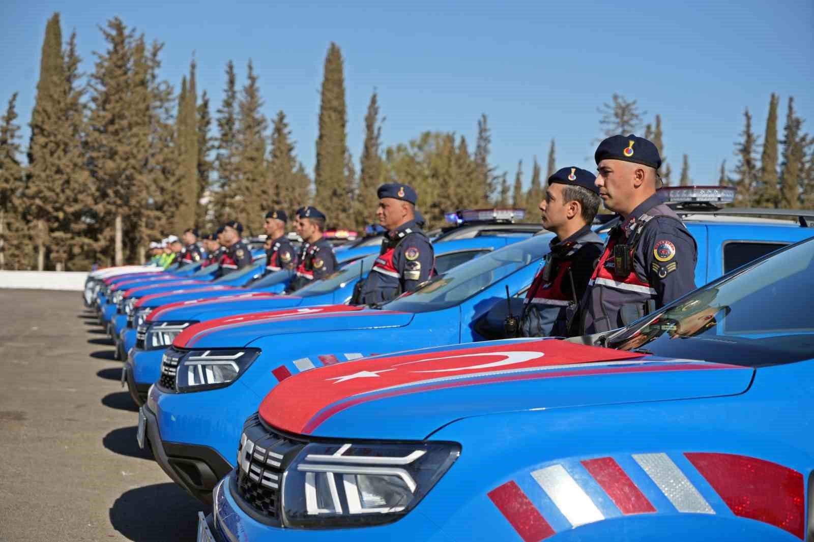 Antalya’da emniyet ve jandarma 225 yeni araçla gücüne güç kattı
