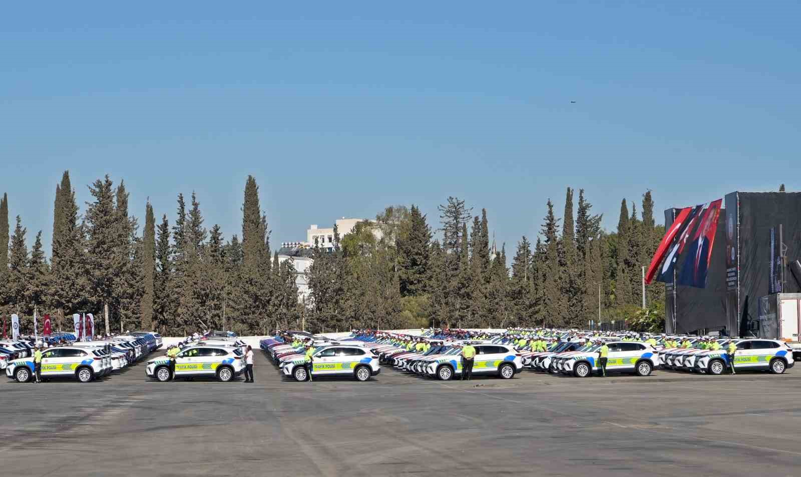 Antalya’da emniyet ve jandarma 225 yeni araçla gücüne güç kattı
