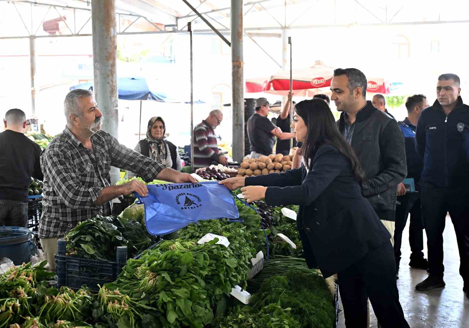 Muratpaşa pazarlarında tek tip önlük uygulaması başlatıldı
