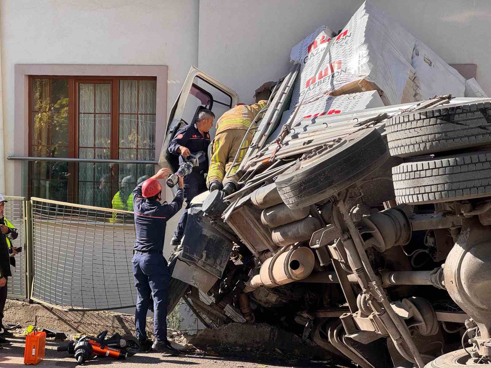 Kartal’da kontrolden çıkan tır eve girdi: 1 yaralı
