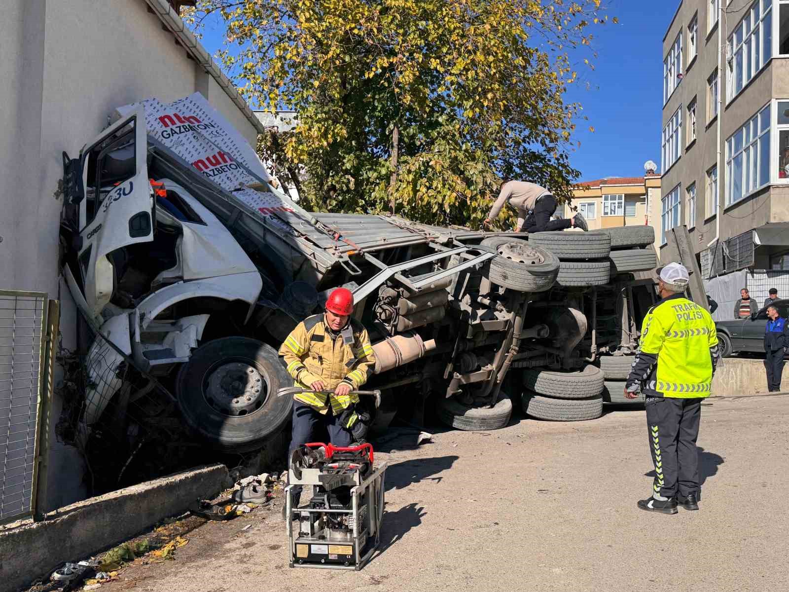 Kartal’da kontrolden çıkan tır eve girdi: 1 yaralı
