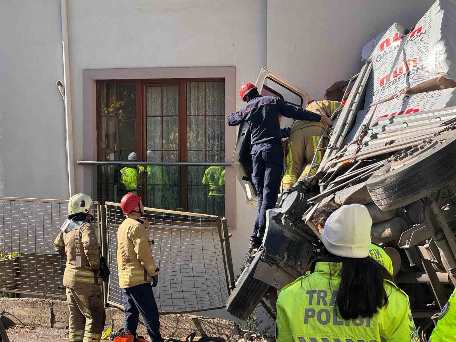 Kartal’da kontrolden çıkan tır eve girdi: 1 yaralı
