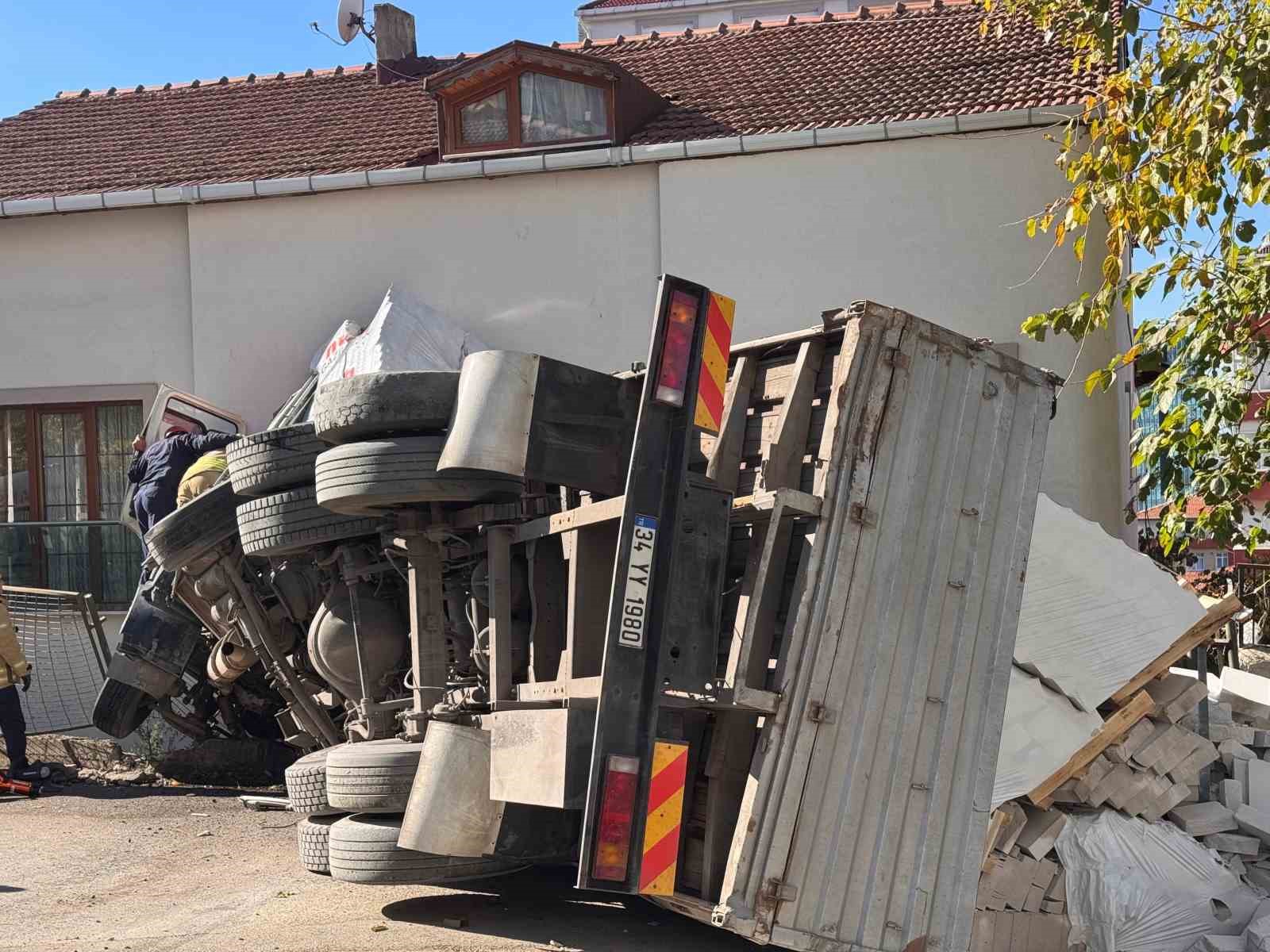 Kartal’da kontrolden çıkan tır eve girdi: 1 yaralı
