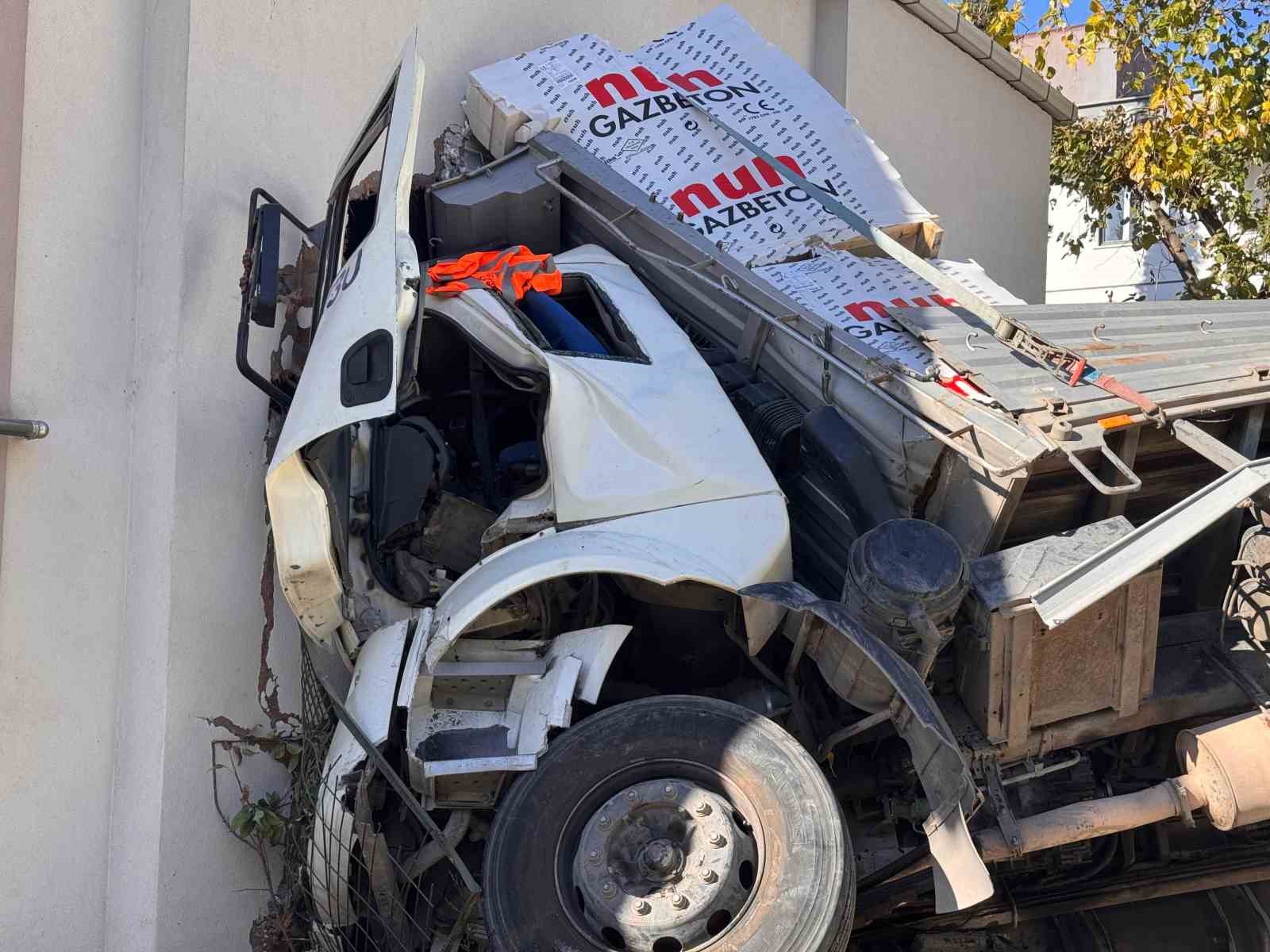 Kartal’da kontrolden çıkan tır eve girdi: 1 yaralı
