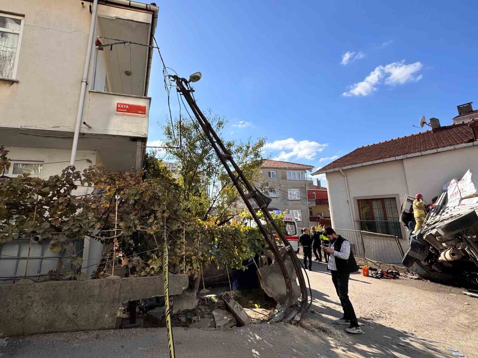 Kartal’da kontrolden çıkan tır eve girdi: 1 yaralı
