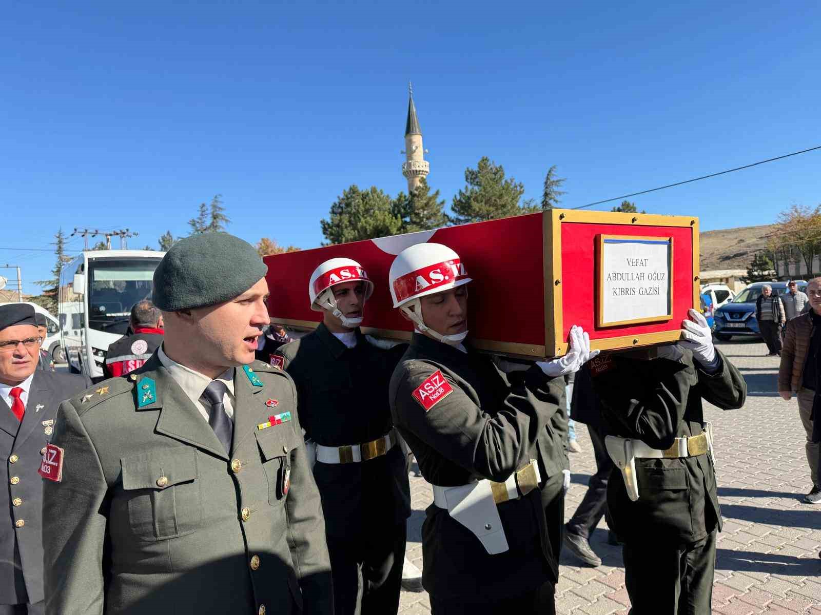 Vefat eden Kıbrıs gazisi son yolculuğuna uğurlandı
