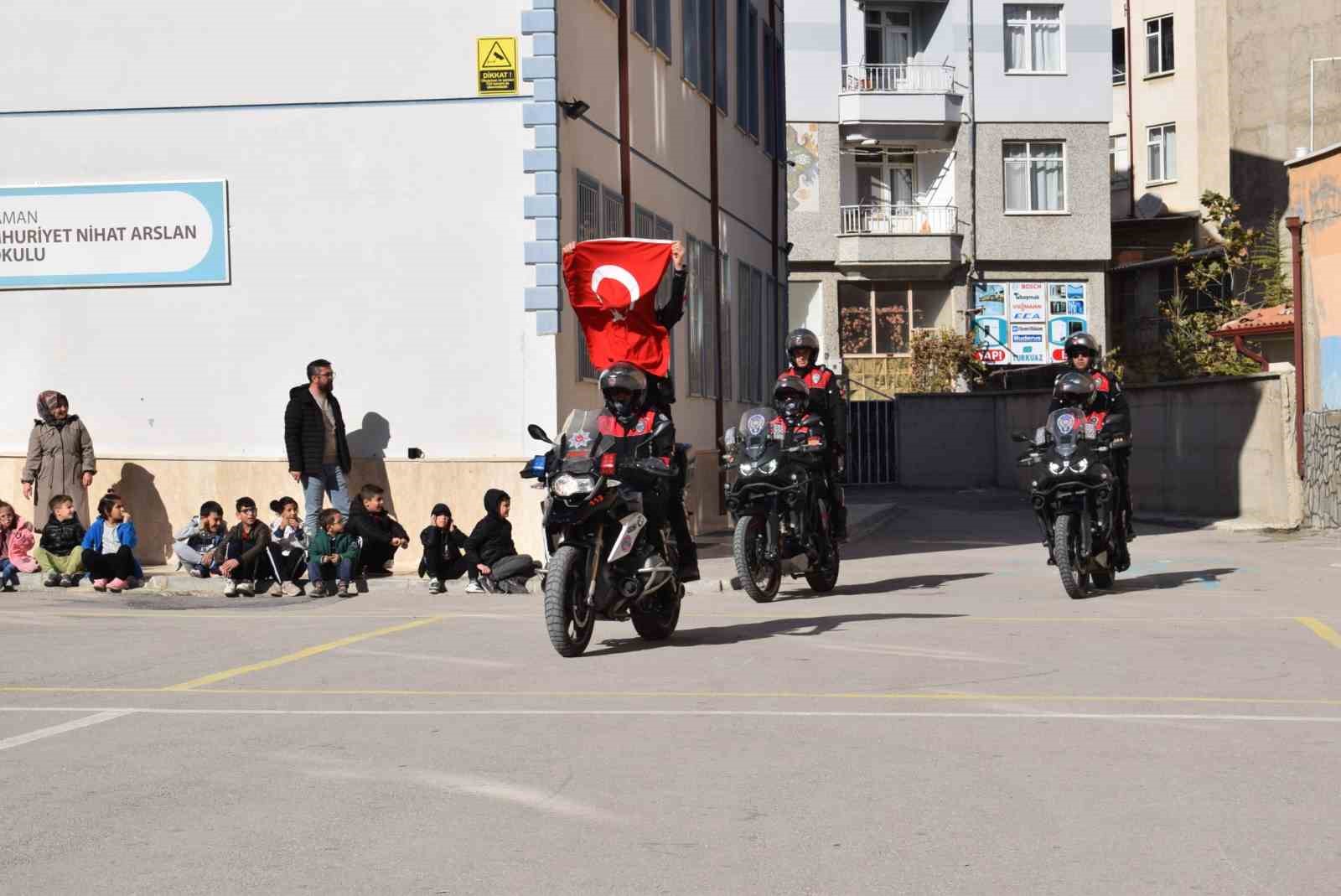 Yunus Timleri’nden ilkokul öğrencilerine nefes kesen gösteri
