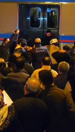 Sultangazi’de motosiklet tramvay altında kaldı, raylarda sıkışan sürücü güçlükle kurtarıldı
