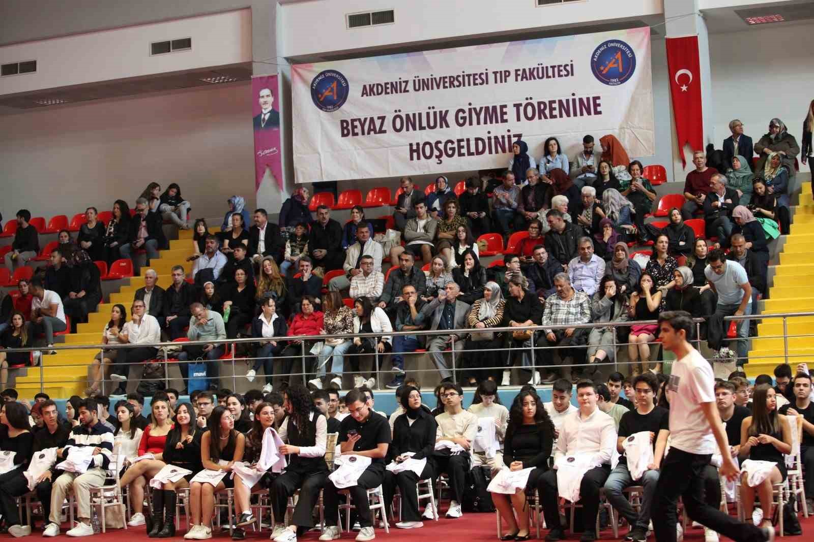 Geleceğin hekimleri beyaz önlüklerini törenle giydi
