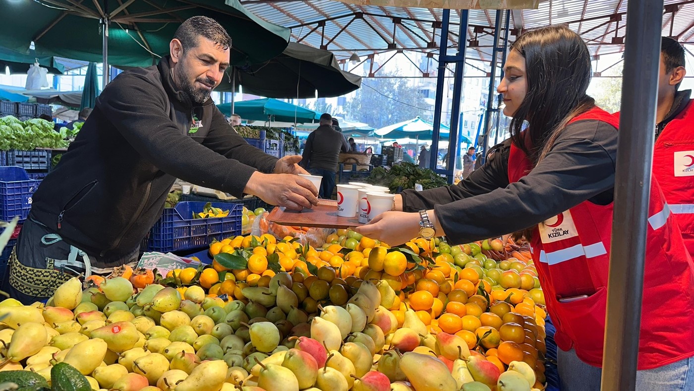 Kızılay’dan esnafa mesir macunlu süt ikramı
