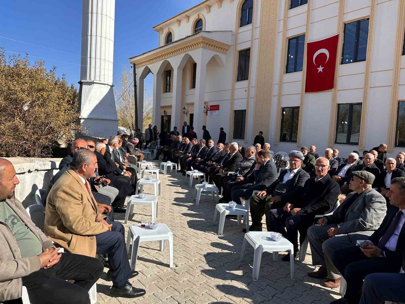 Yüksekova’da 1500 kişilik cami ibadete açıldı
