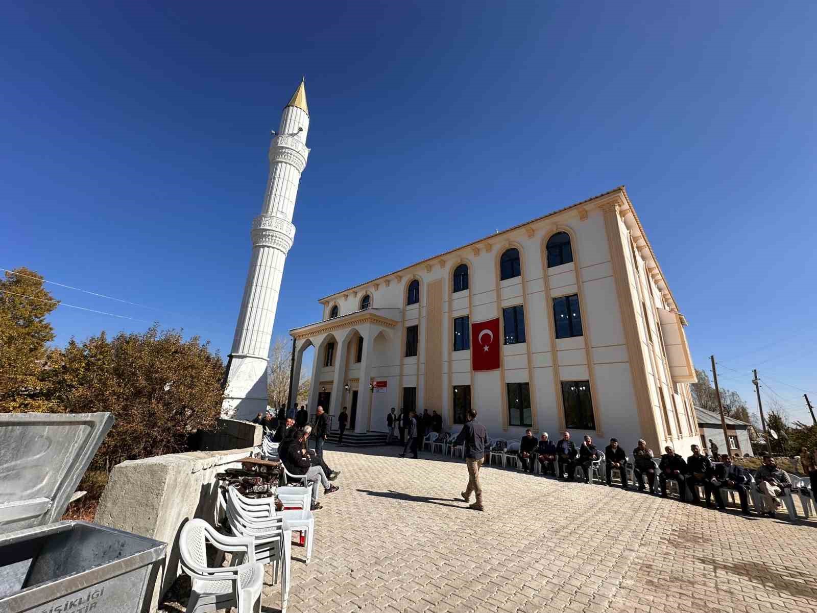 Yüksekova’da 1500 kişilik cami ibadete açıldı
