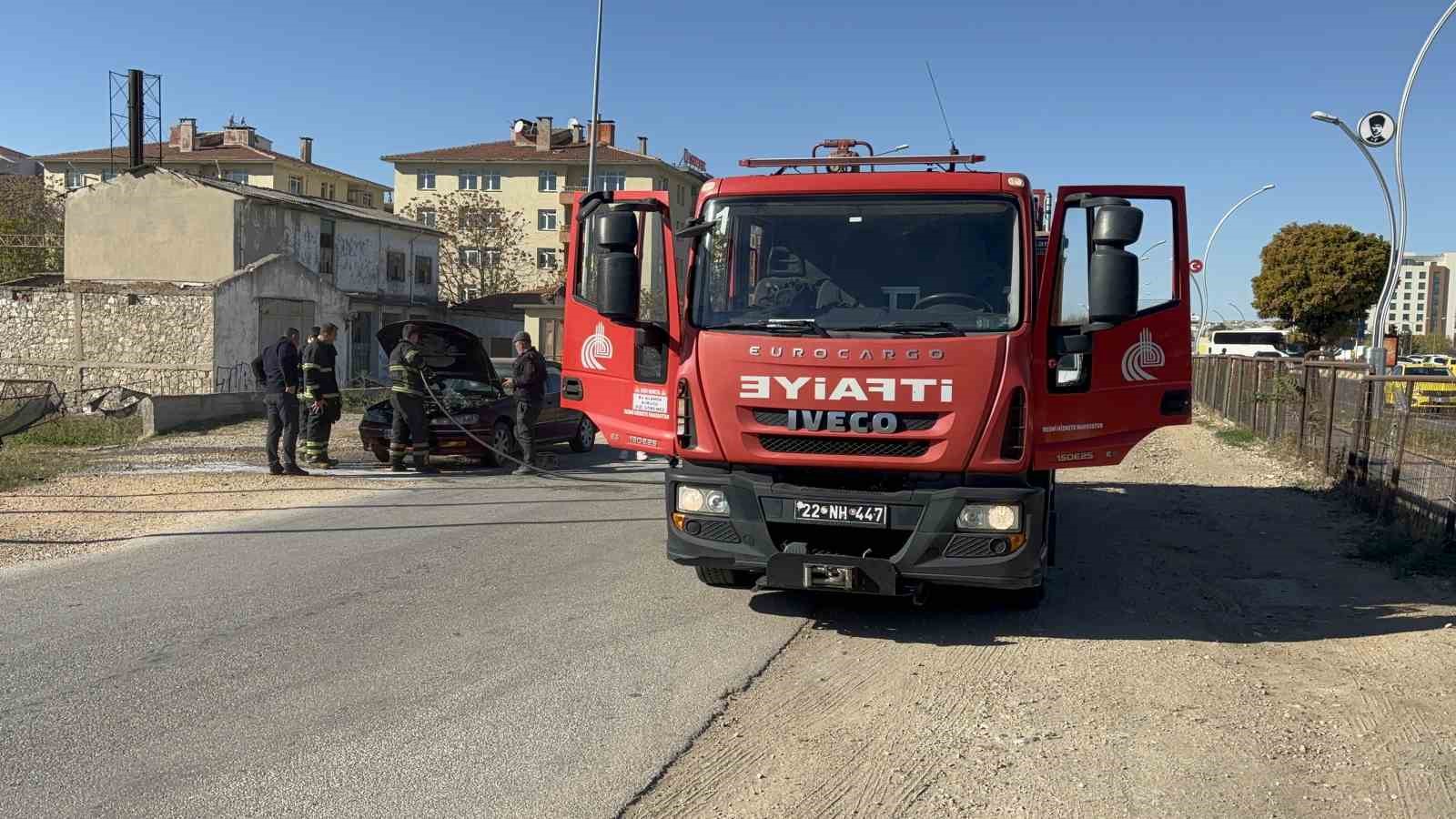 Edirne’de alev alan otomobilini gözyaşlarıyla izlediler
