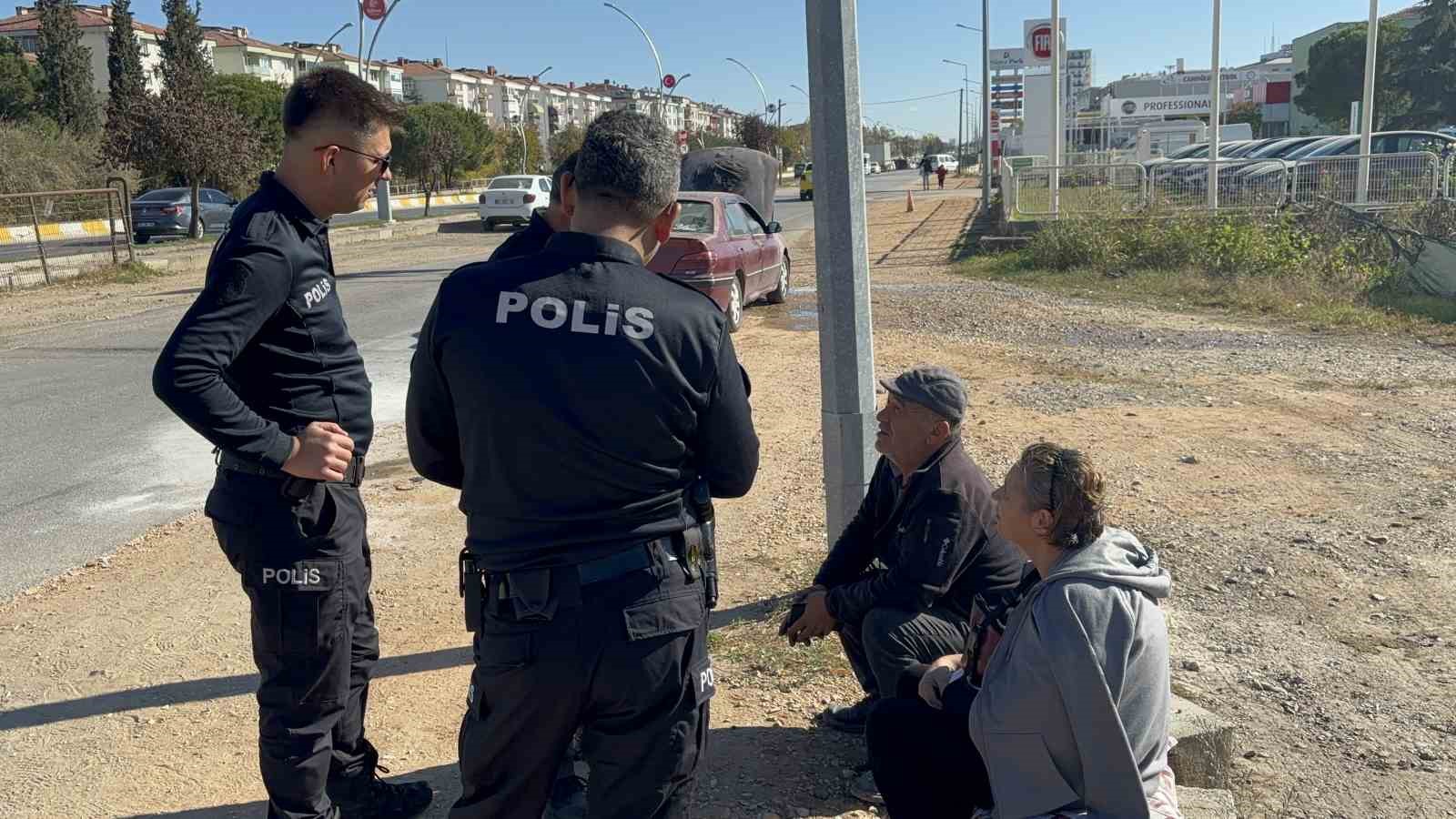 Edirne’de alev alan otomobilini gözyaşlarıyla izlediler
