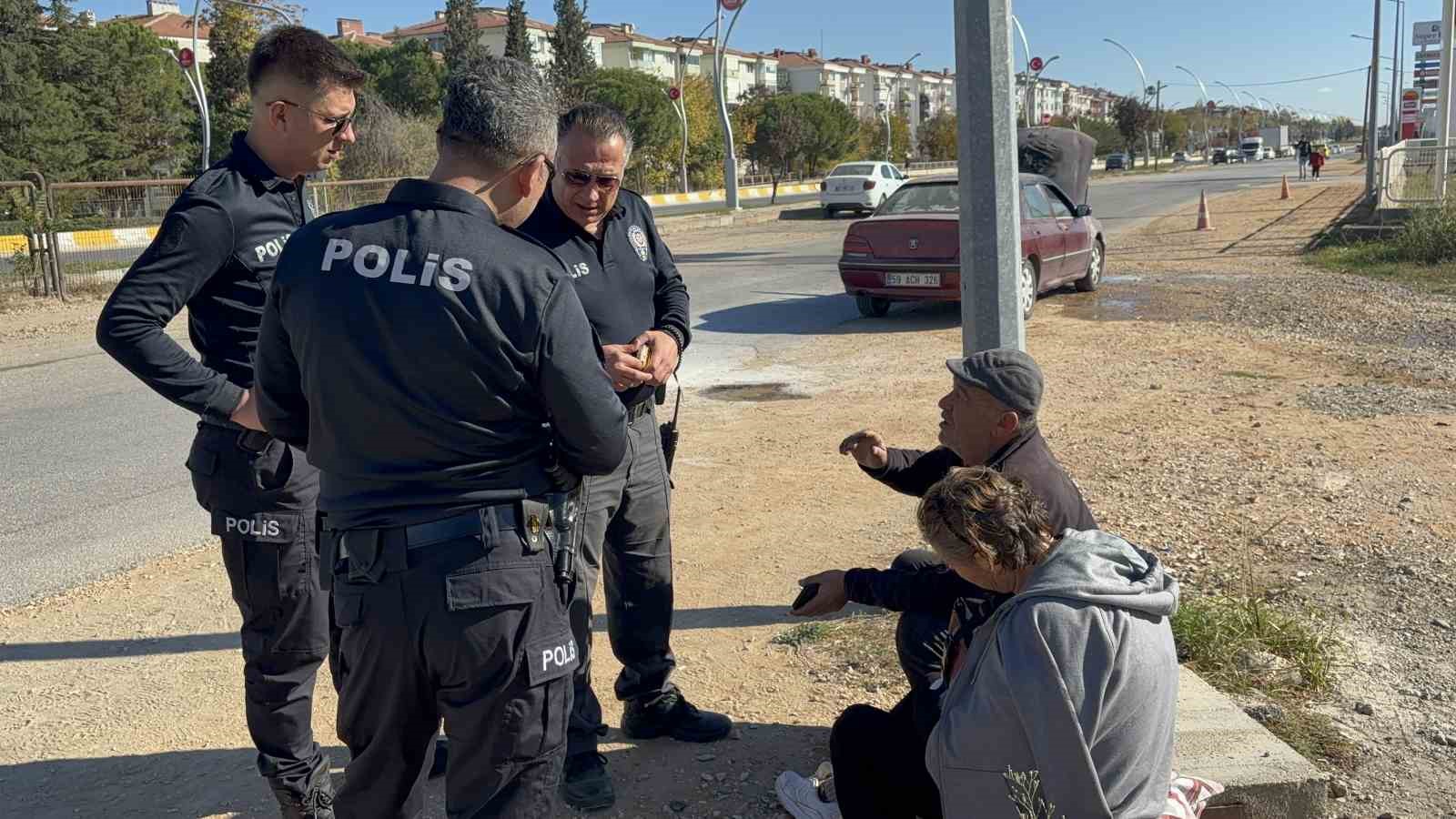 Edirne’de alev alan otomobilini gözyaşlarıyla izlediler
