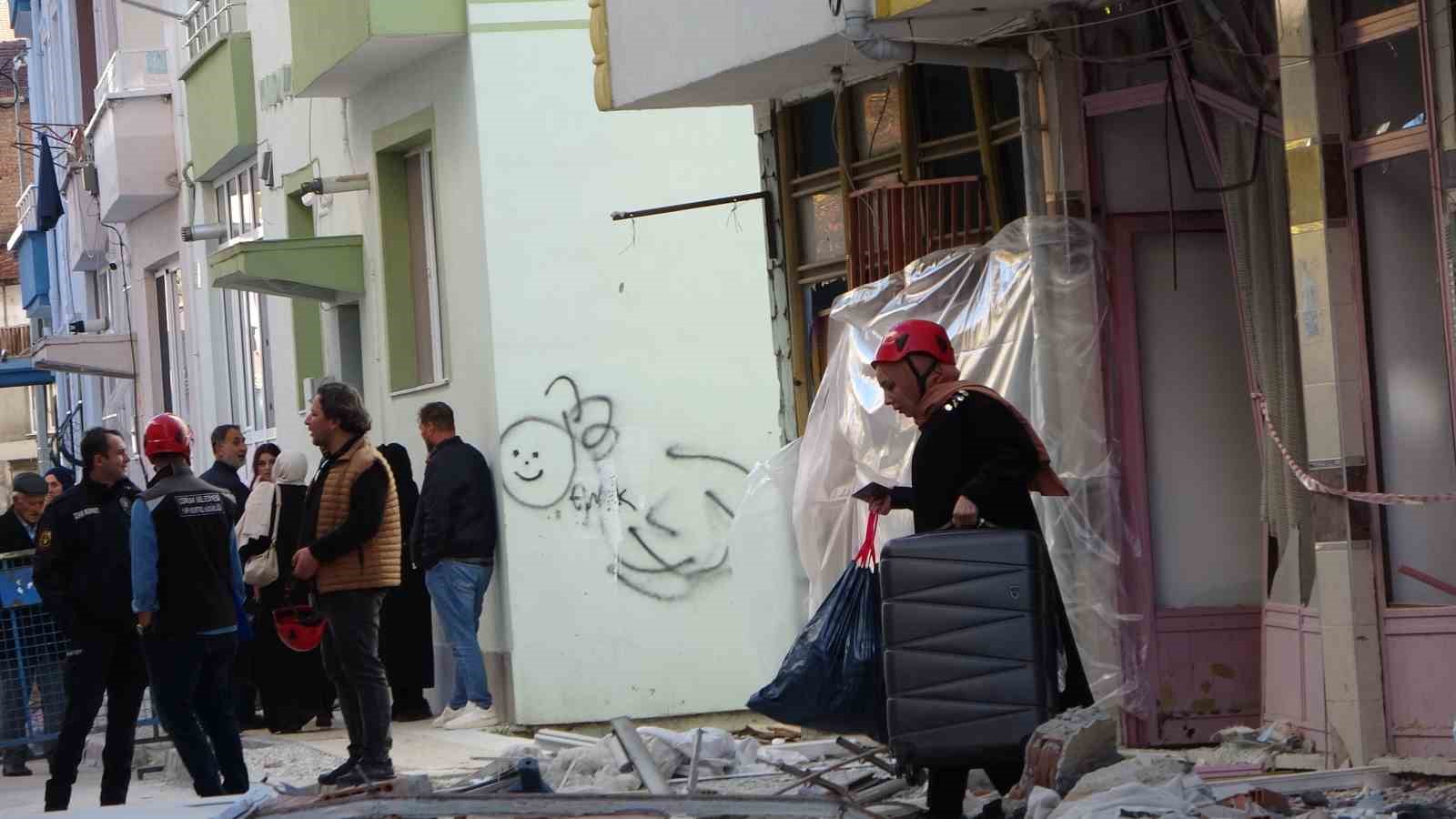 Doğalgaz patlamasında hasar gören evlerinden eşyalarını 4 gün sonra alabildiler
