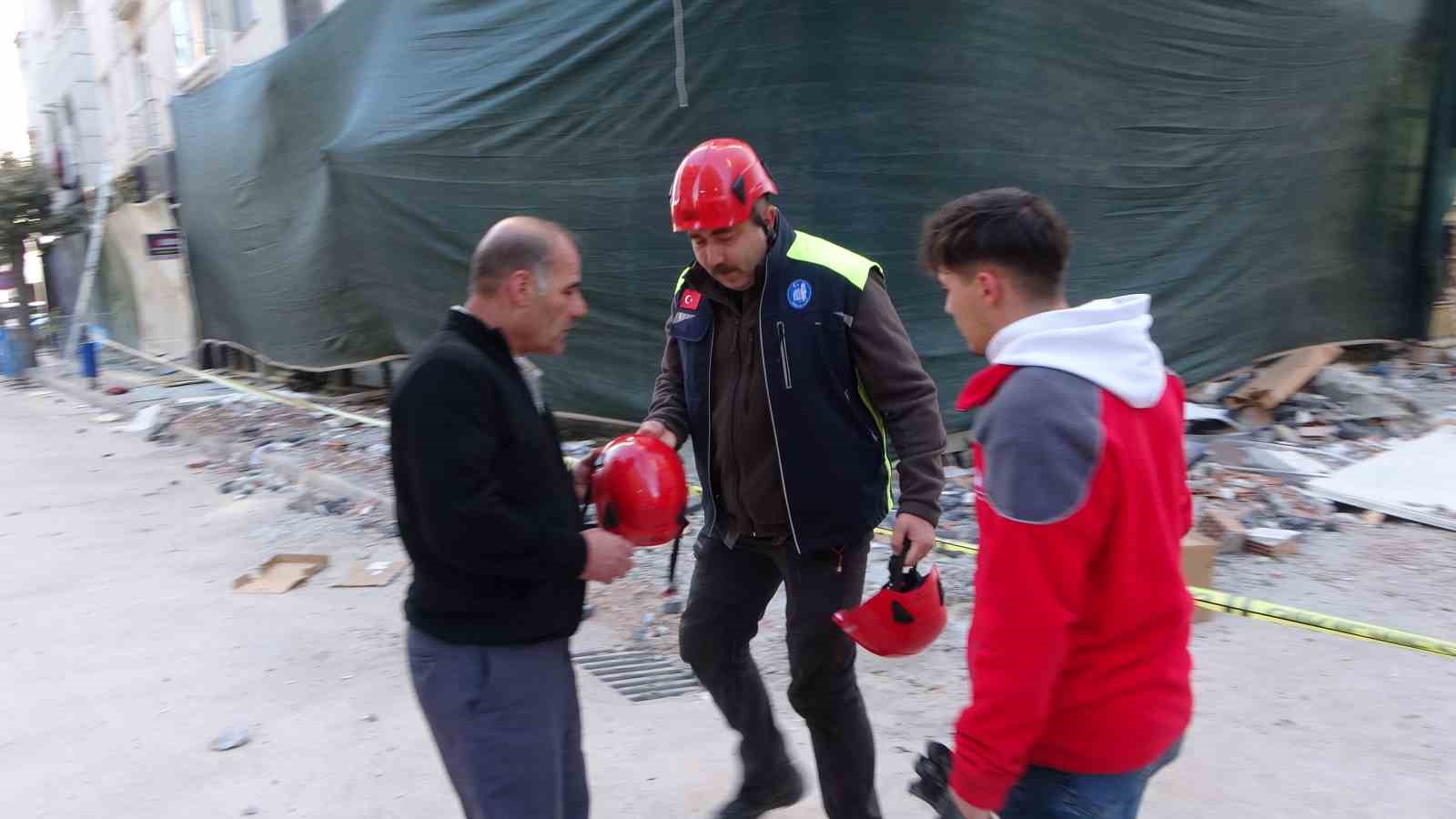 Doğalgaz patlamasında hasar gören evlerinden eşyalarını 4 gün sonra alabildiler
