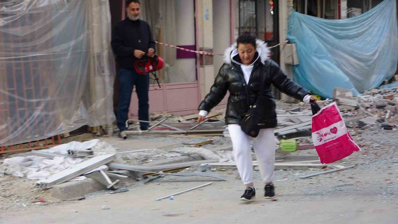 Doğalgaz patlamasında hasar gören evlerinden eşyalarını 4 gün sonra alabildiler
