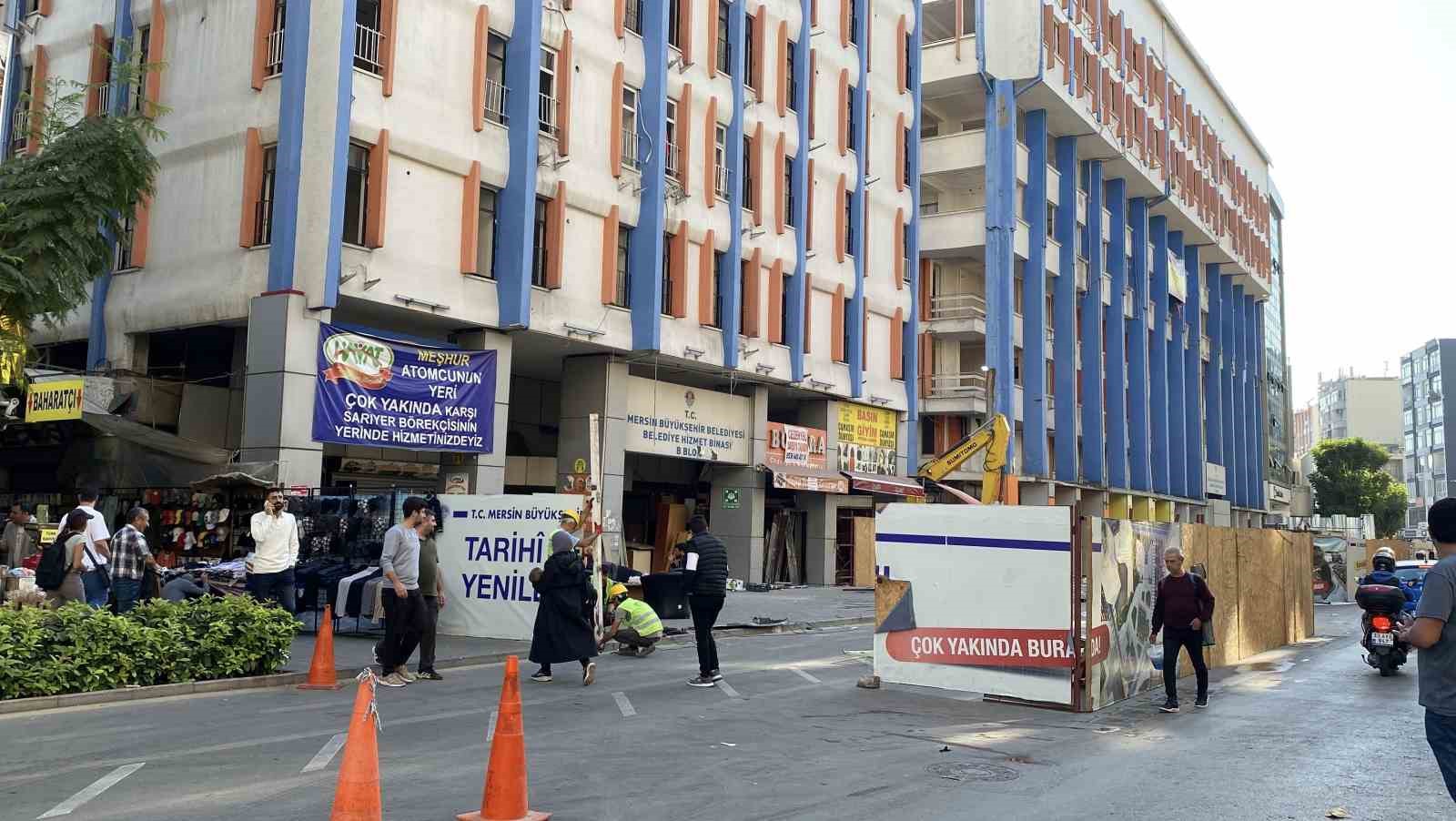 Mersin’in eski yapılarından Kırmızı-Lacivert ve Özel İdare iş hanlarının yıkımına başlandı
