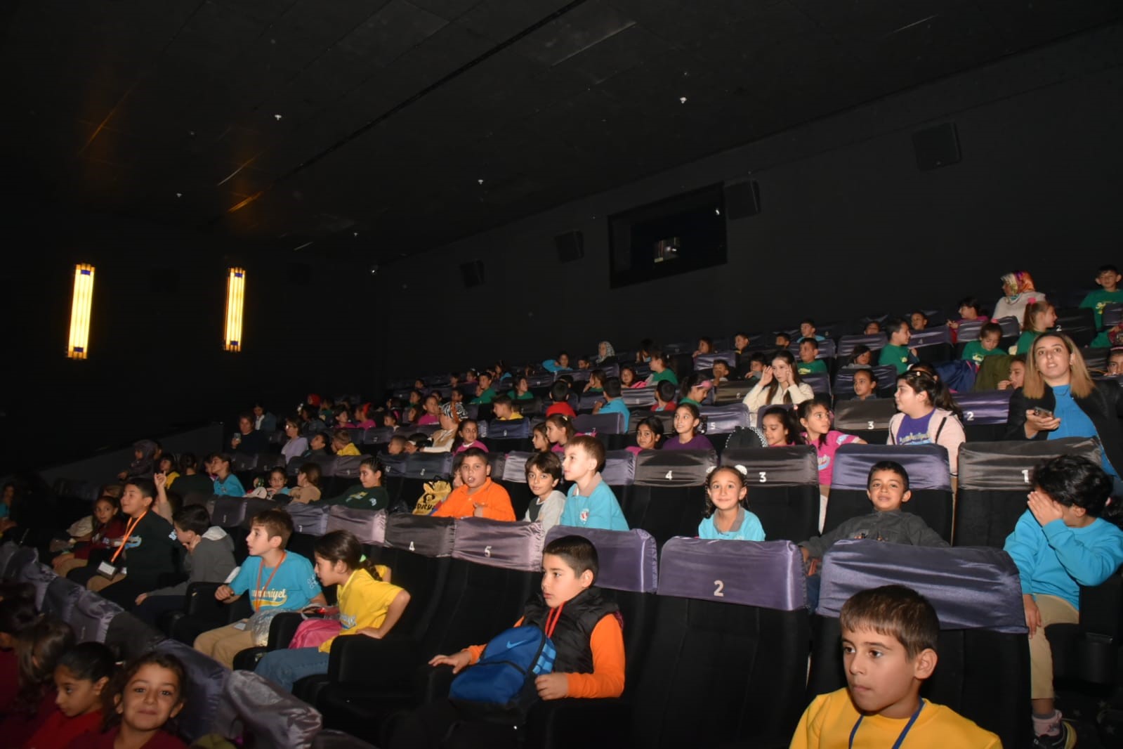 Ceyhan Belediyesi ’bin 500 öğrenciyi sinema ile buluşturdu
