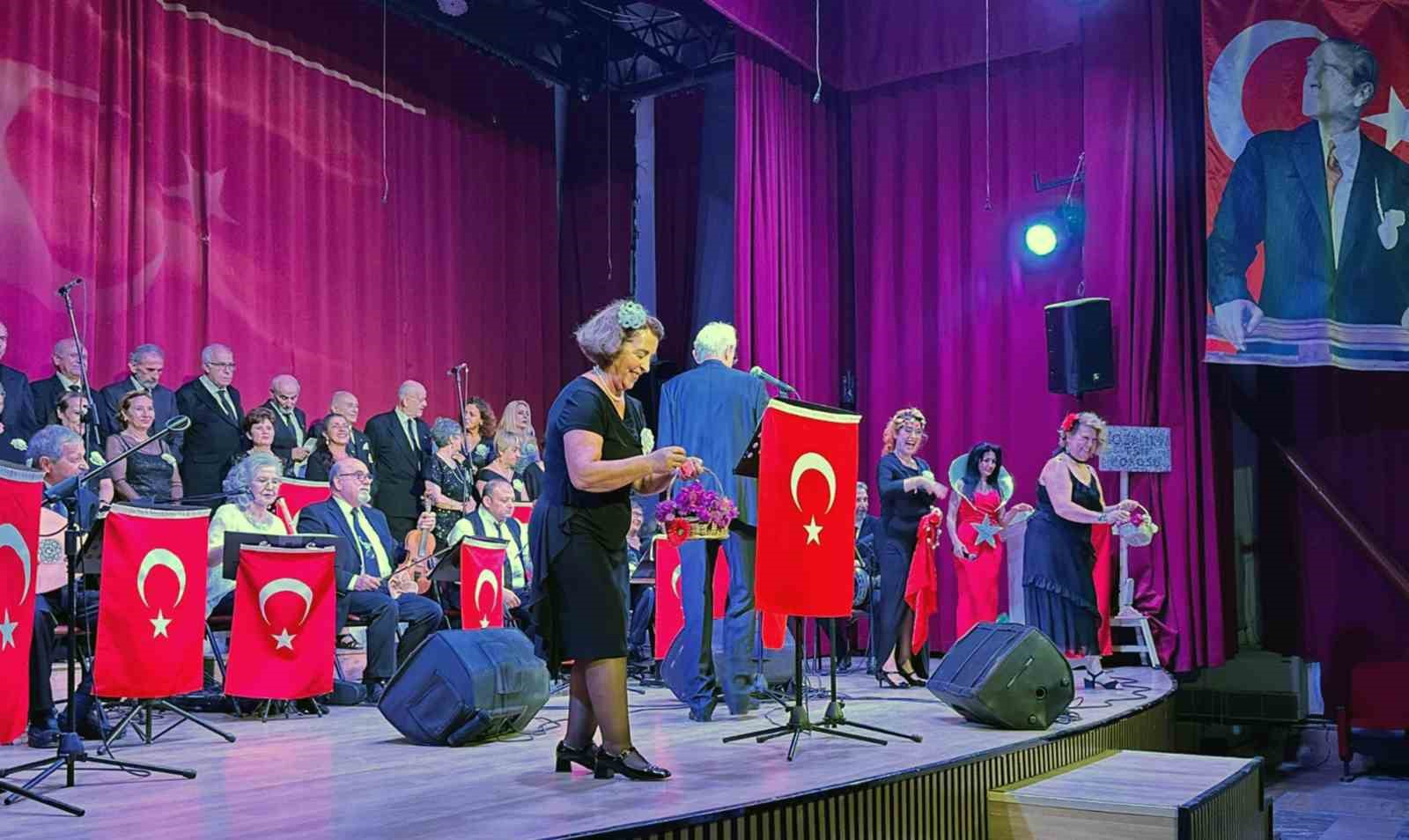 Büyükşehir 100 yaş evi üyelerinden ‘Ata’ya Saygı’ konseri
