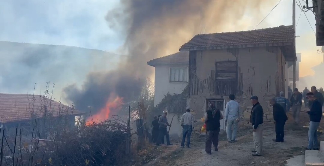 Tavşanlı’nın Kızılçukur köyünde korkutan yangın
