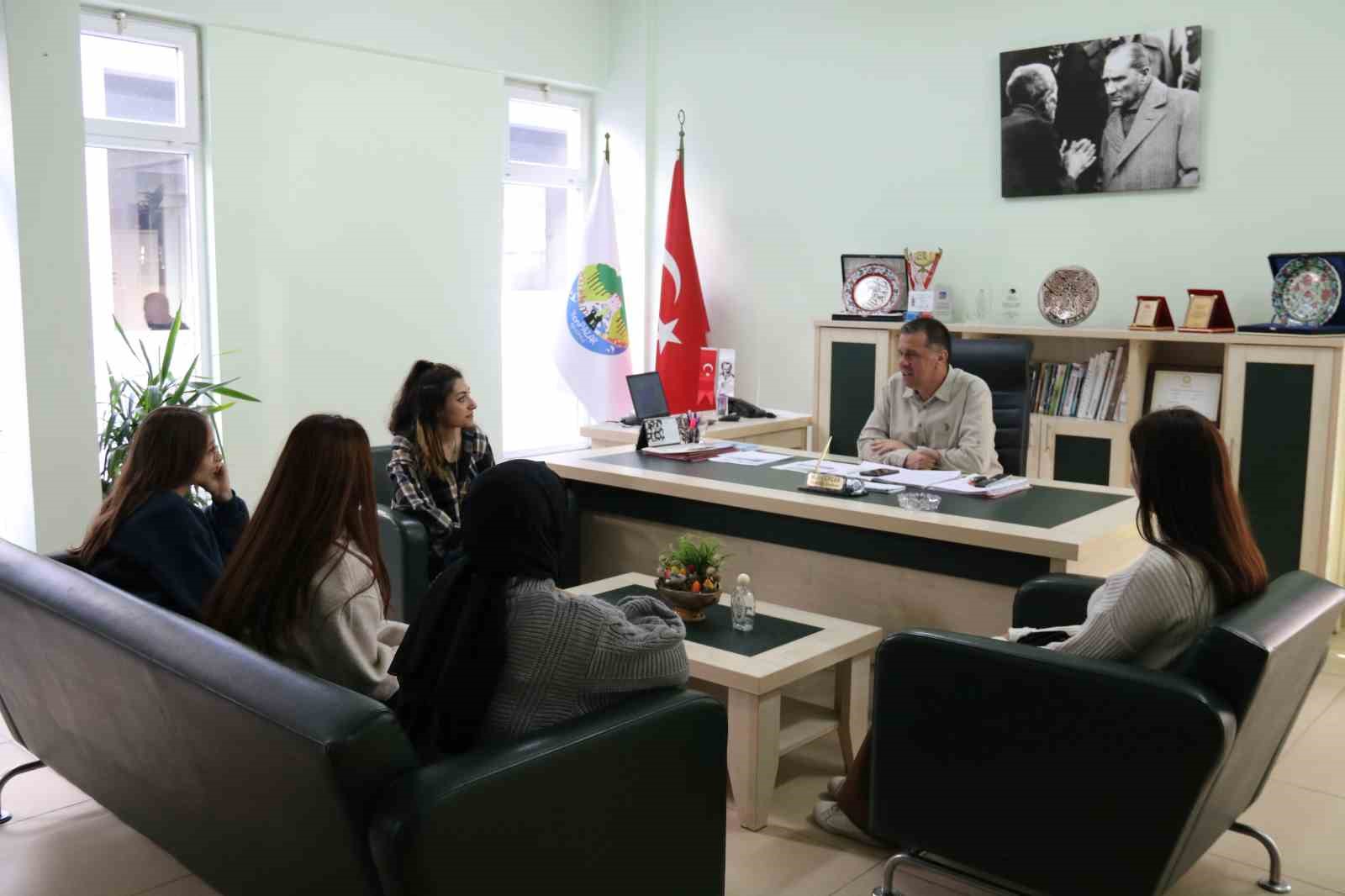 Üniversite öğrencilerinden Başkan Ercan’a festival teşekkürü
