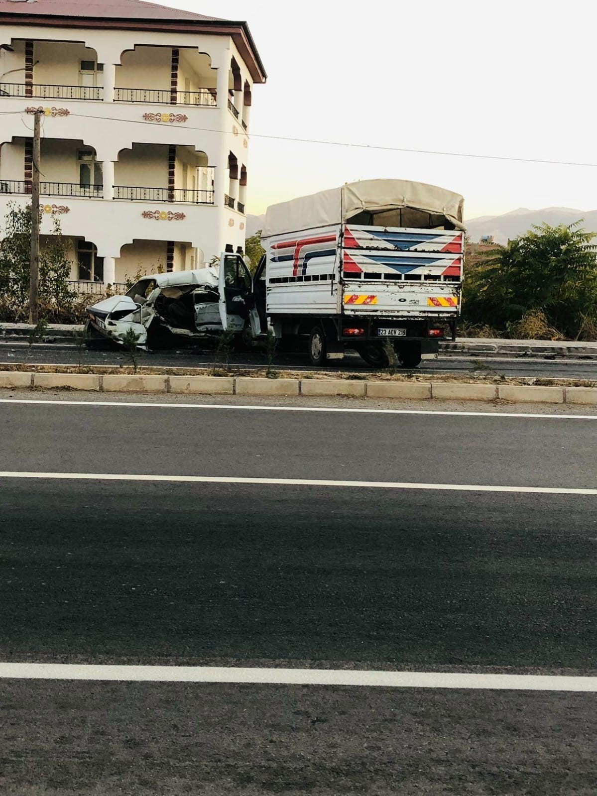 Elazığ’da otomobil ile kamyonet çarpıştı: 1 ölü, 1 yaralı
