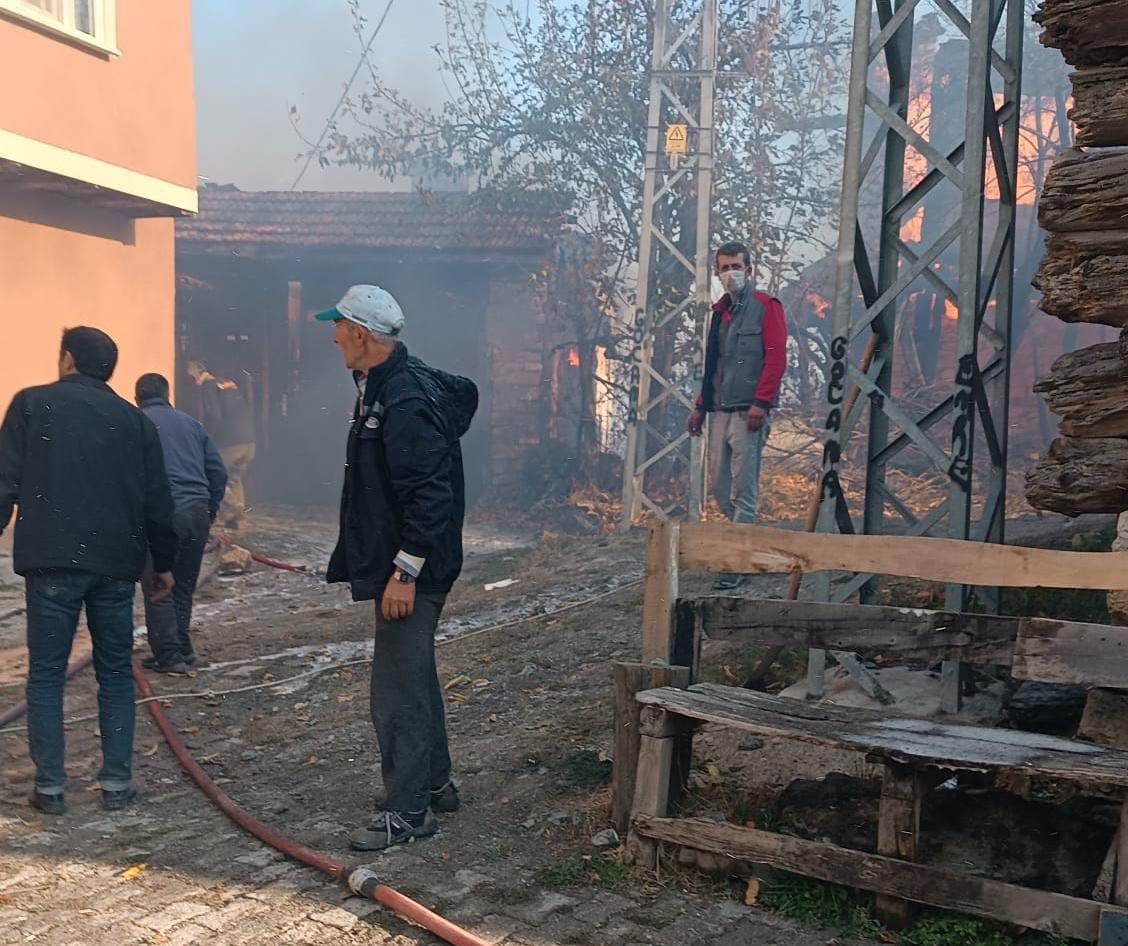 Kütahya’daki yangında 7 ev ve 4 hayvan barınağı kül oldu
