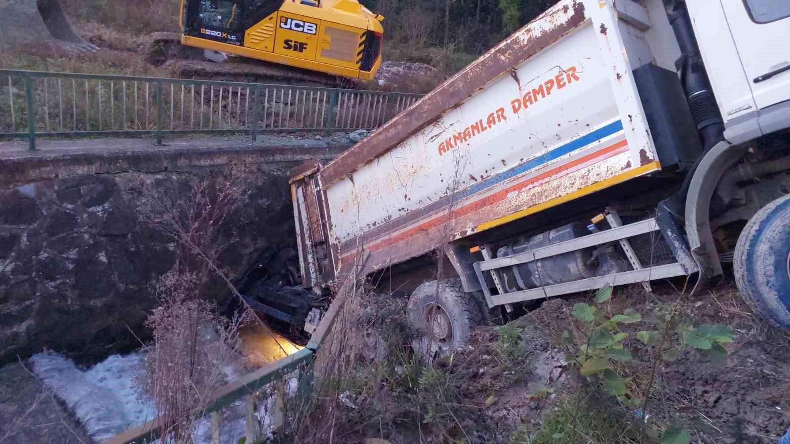 Kamyon altına aldığı otomobille dereye düştü, faciadan dönüldü
