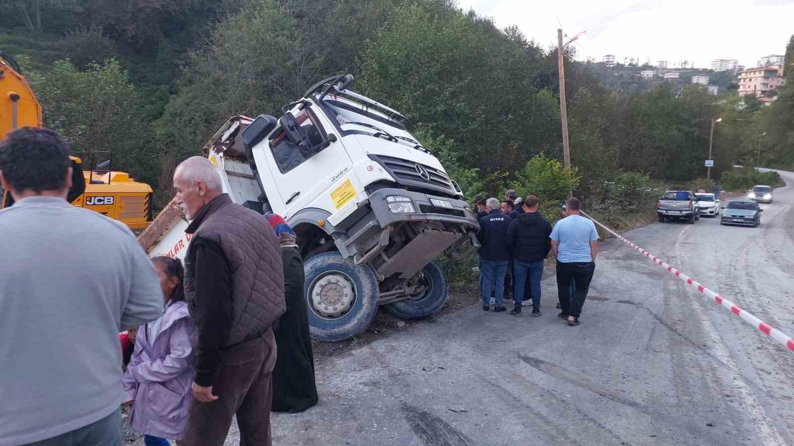 Kamyon altına aldığı otomobille dereye düştü, faciadan dönüldü
