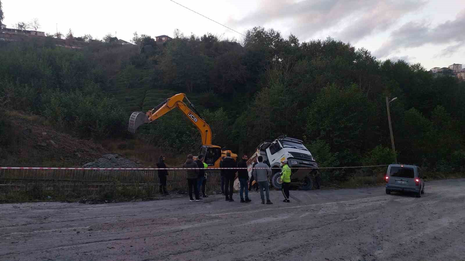 Kamyon altına aldığı otomobille dereye düştü, faciadan dönüldü
