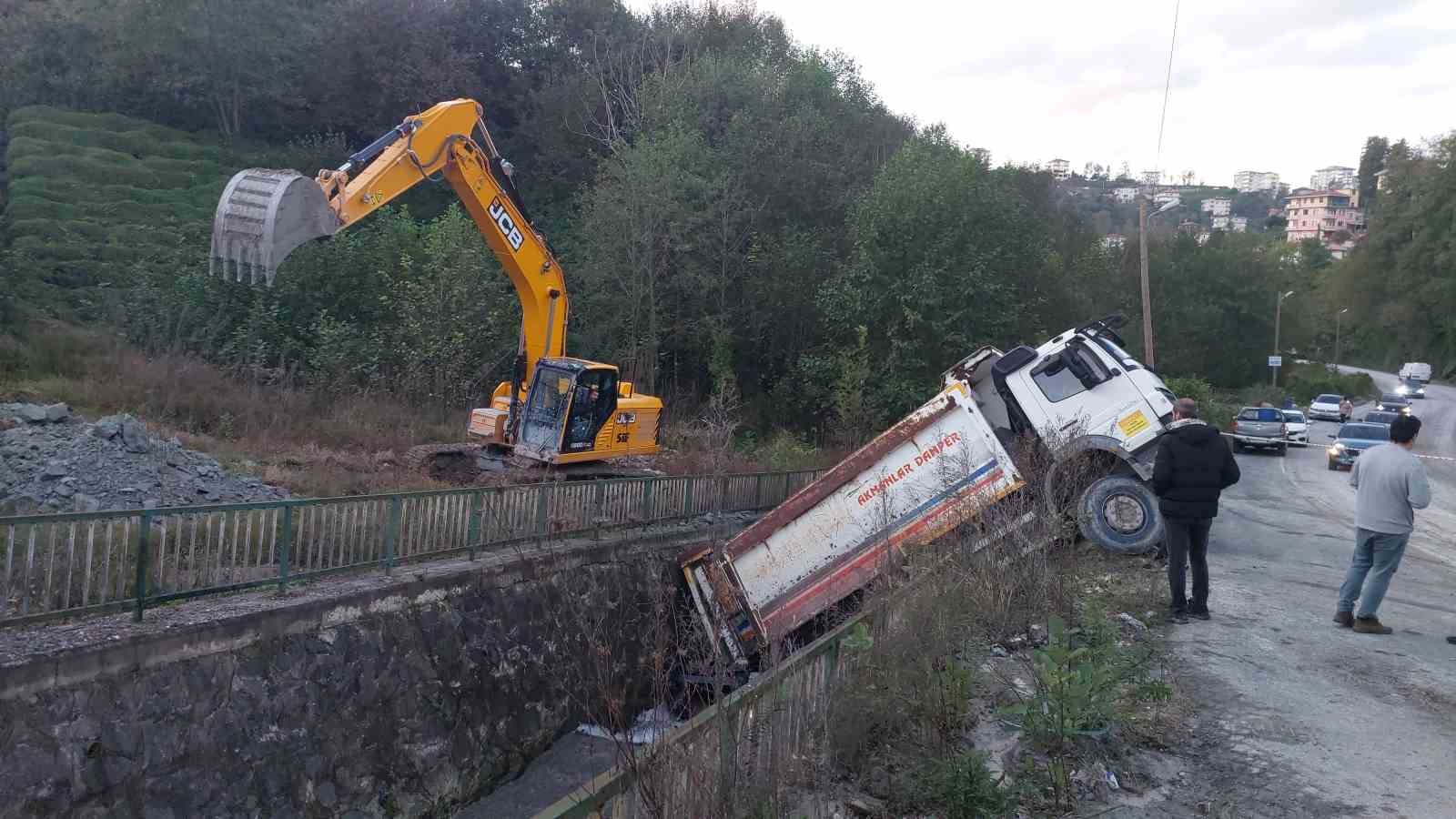 Kamyon altına aldığı otomobille dereye düştü, faciadan dönüldü
