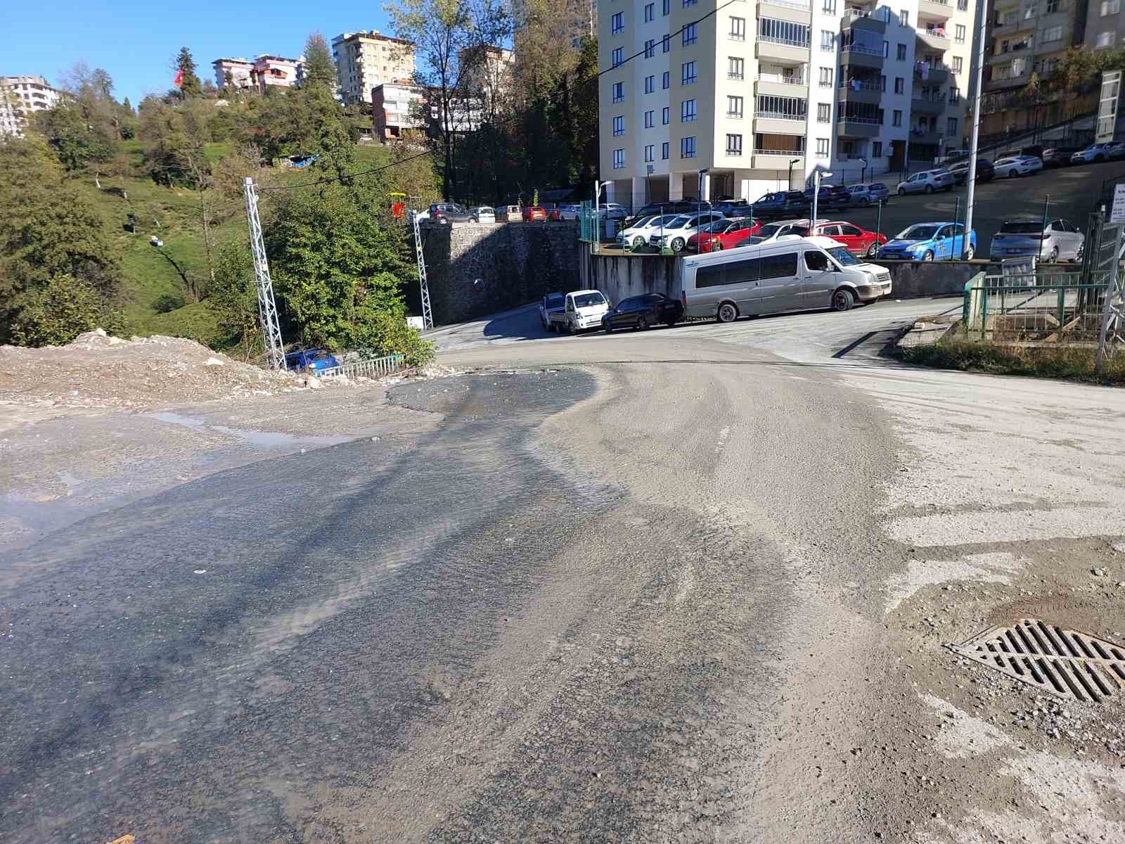 Kamyon altına aldığı otomobille dereye düştü, faciadan dönüldü
