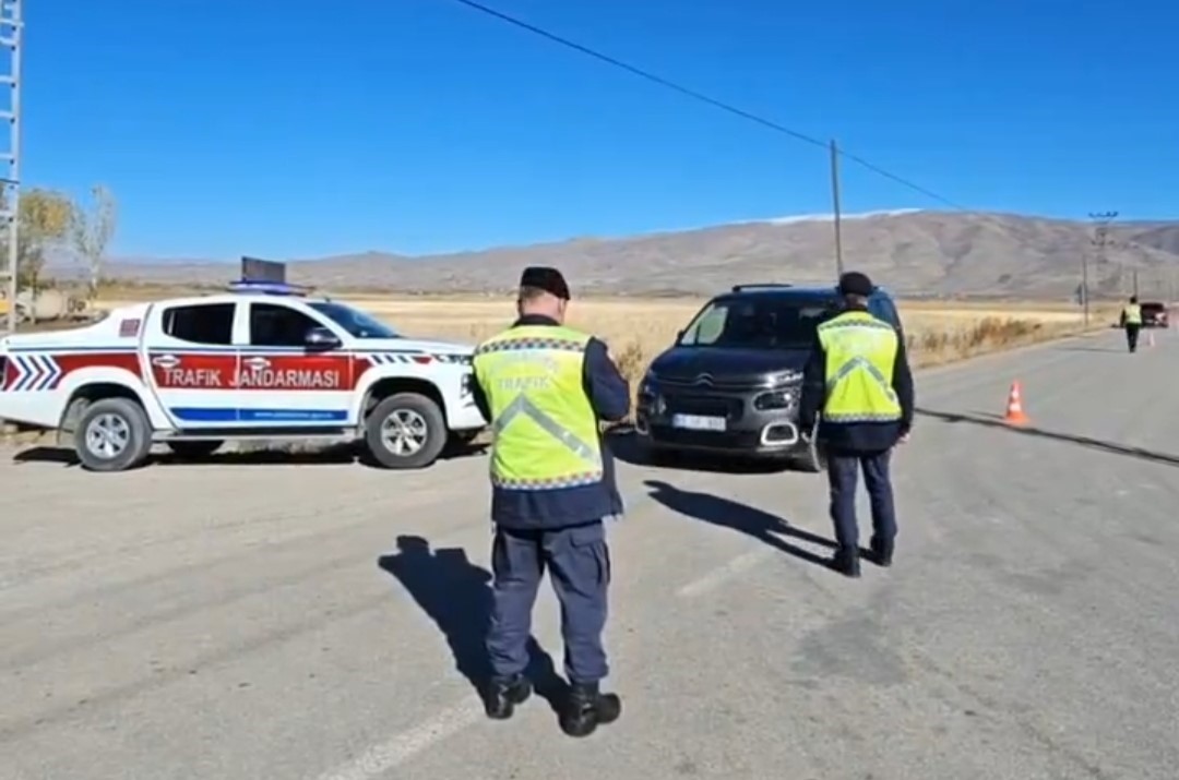 Van’da jandarma ekiplerinin trafik denetimleri
