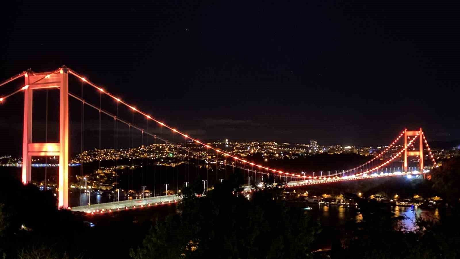 FSM Köprüsü ve Yavuz Sultan Selim Köprüsü lösemi farkındalığı amacıyla turuncuya büründü
