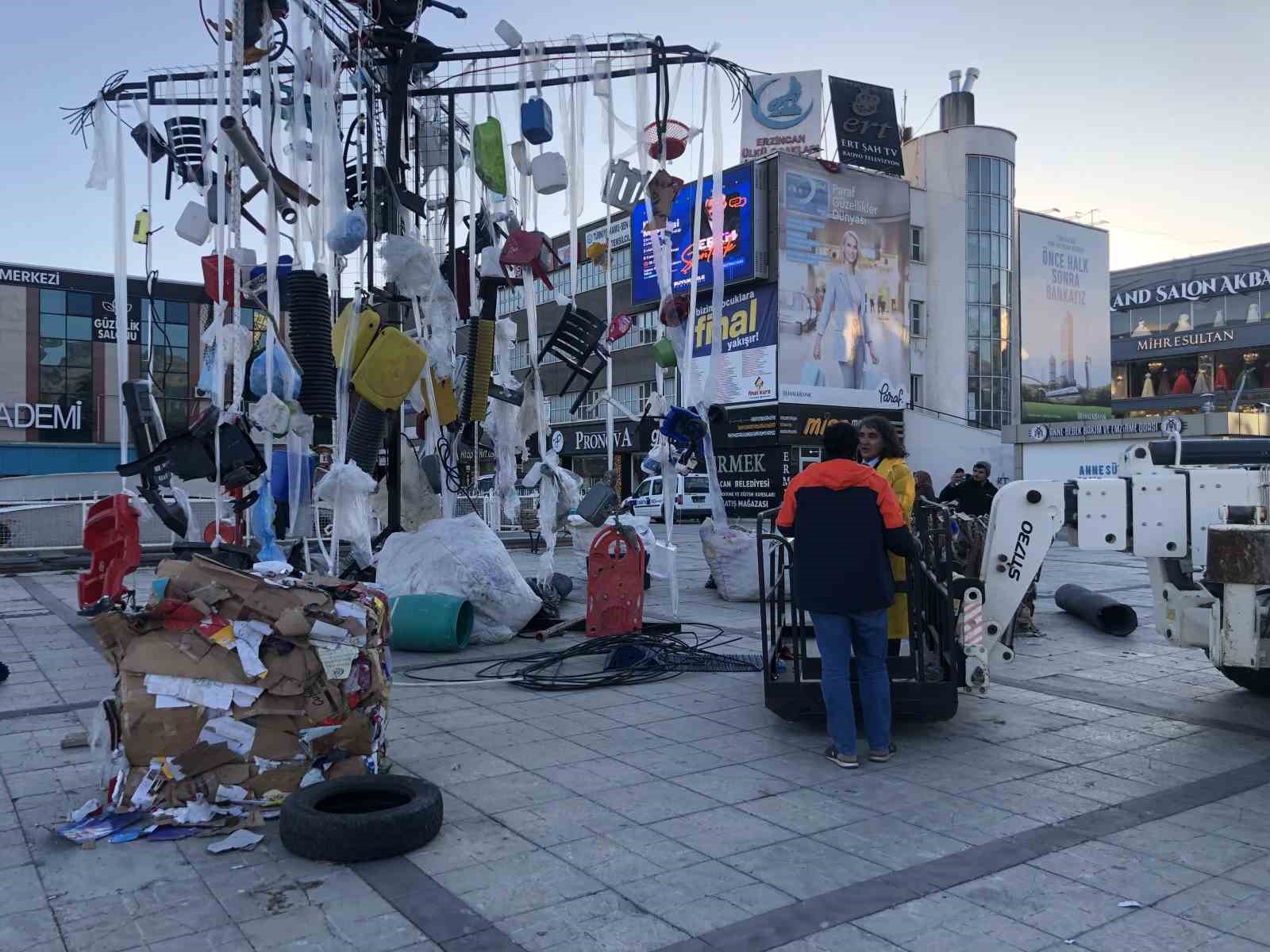 Erzincan’da profesör sıra dışı sanat performansıyla çevre kirliliğine dikkat çekti
