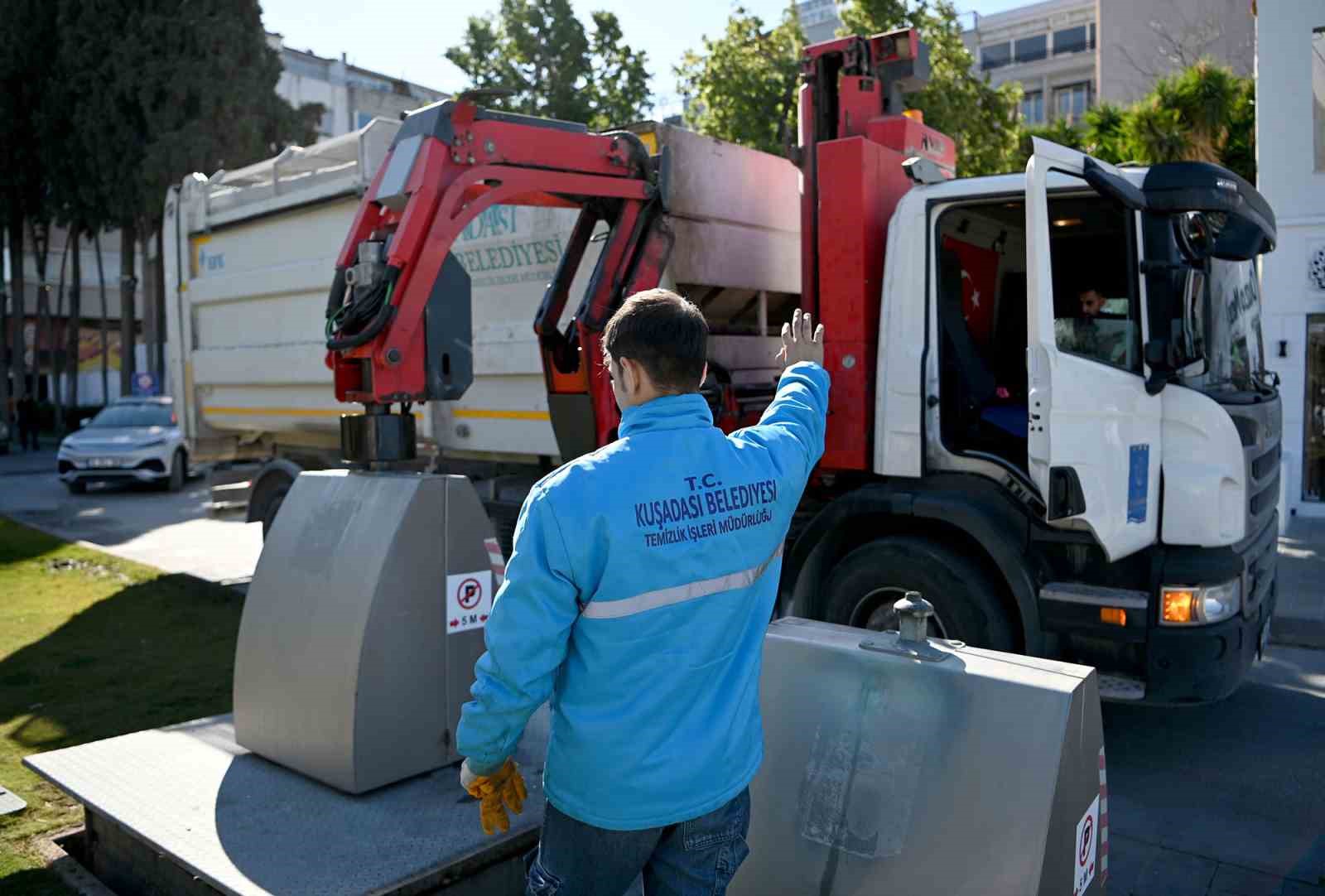 Kuşadası’nda kesintisiz temizlik mesaisi
