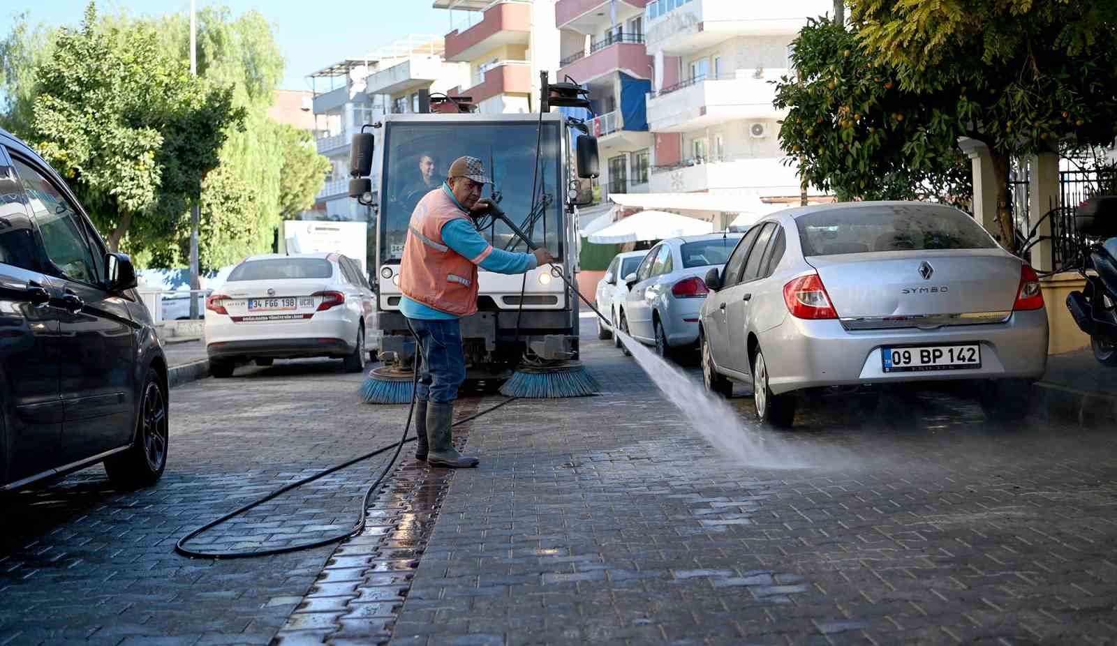 Kuşadası’nda kesintisiz temizlik mesaisi
