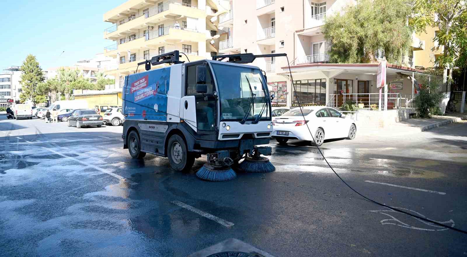 Kuşadası’nda kesintisiz temizlik mesaisi
