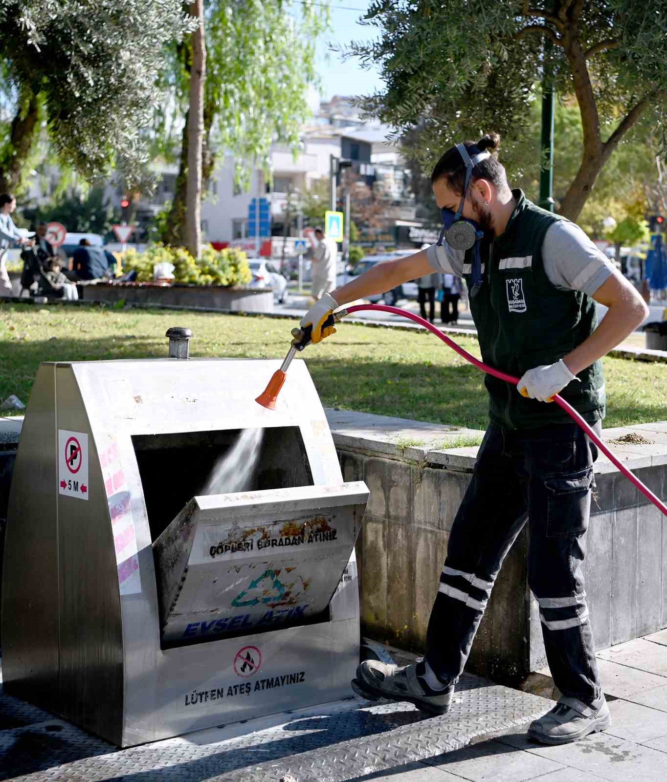 Kuşadası’nda kesintisiz temizlik mesaisi
